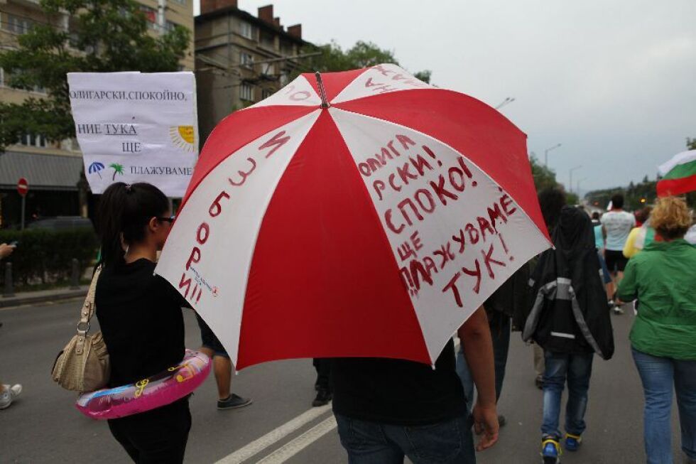 Хиляди на протест въпреки лошото време