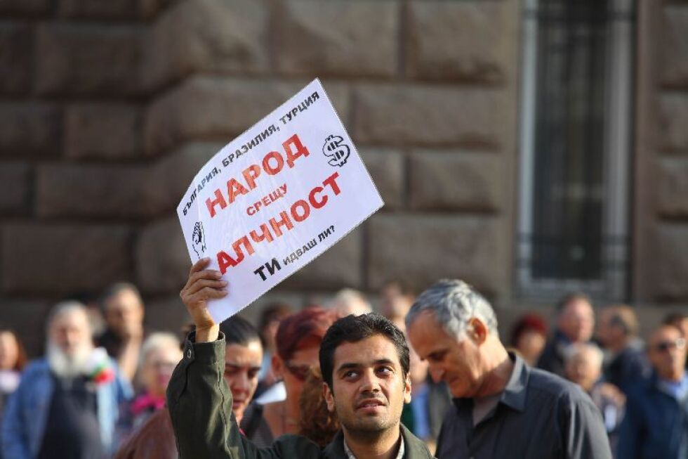 Историята са променяли малък брой активни хора, протестиращите имат шанс