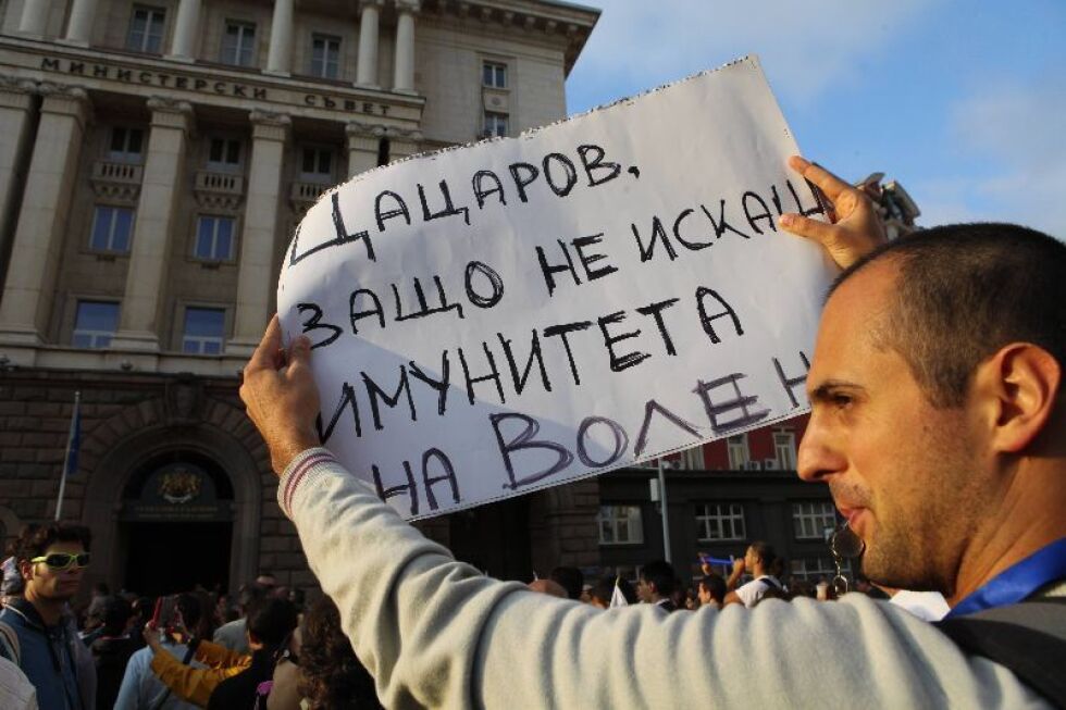 Протестиращи зоват Цацаров да поиска имунитета на Сидеров