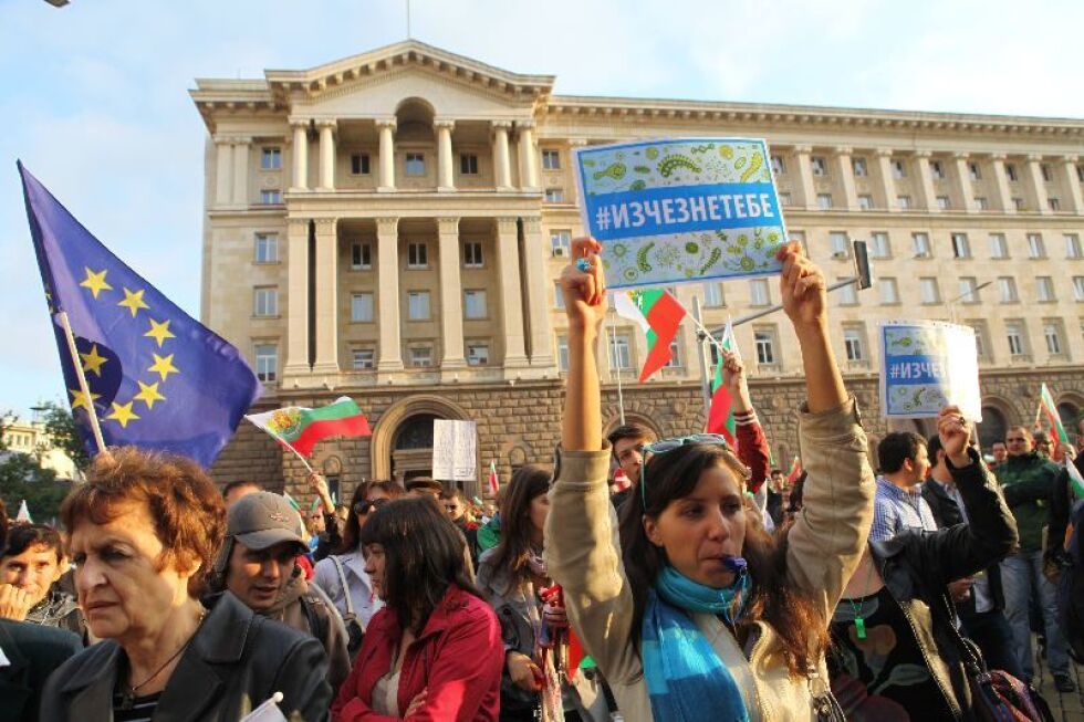 Протестиращи посветиха танц на властта на 14-ия ден на недоволство