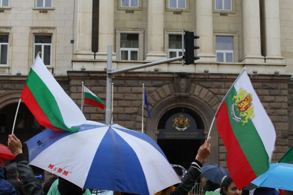 Чадър вместо плакат на 17-ия ден на протести