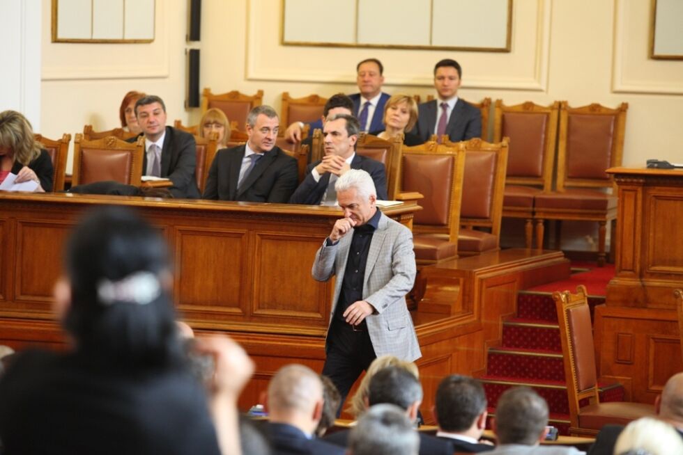 Сидеров се опълчи на "чучулиги сладкопойни"