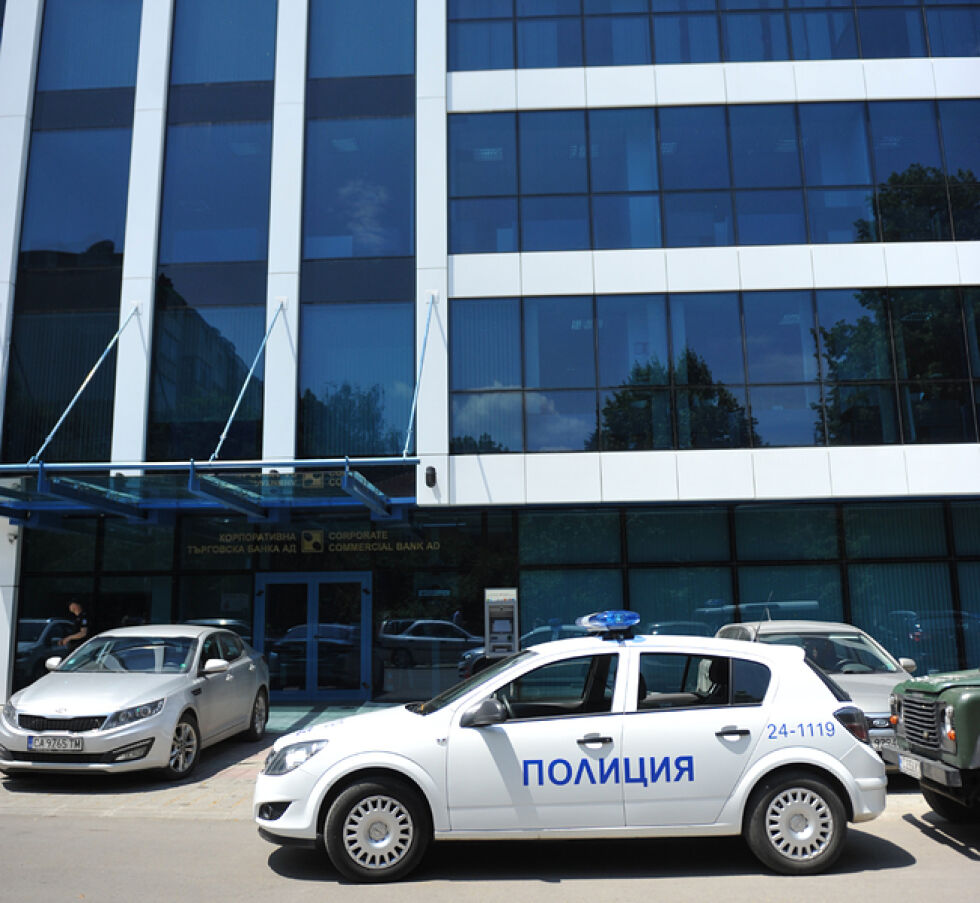 Полицаи претърсват сградата на КТБ и ТВ7 (ОБНОВЕНА)