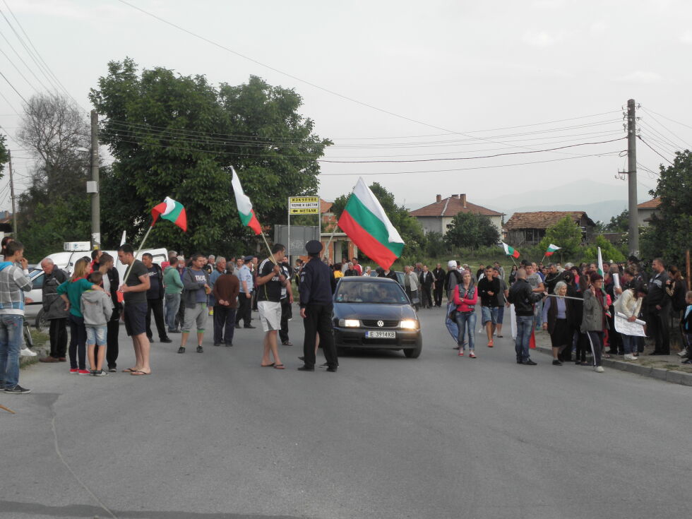 Ромите от Гърмен не събарят, протестиращите чакат ДНСК