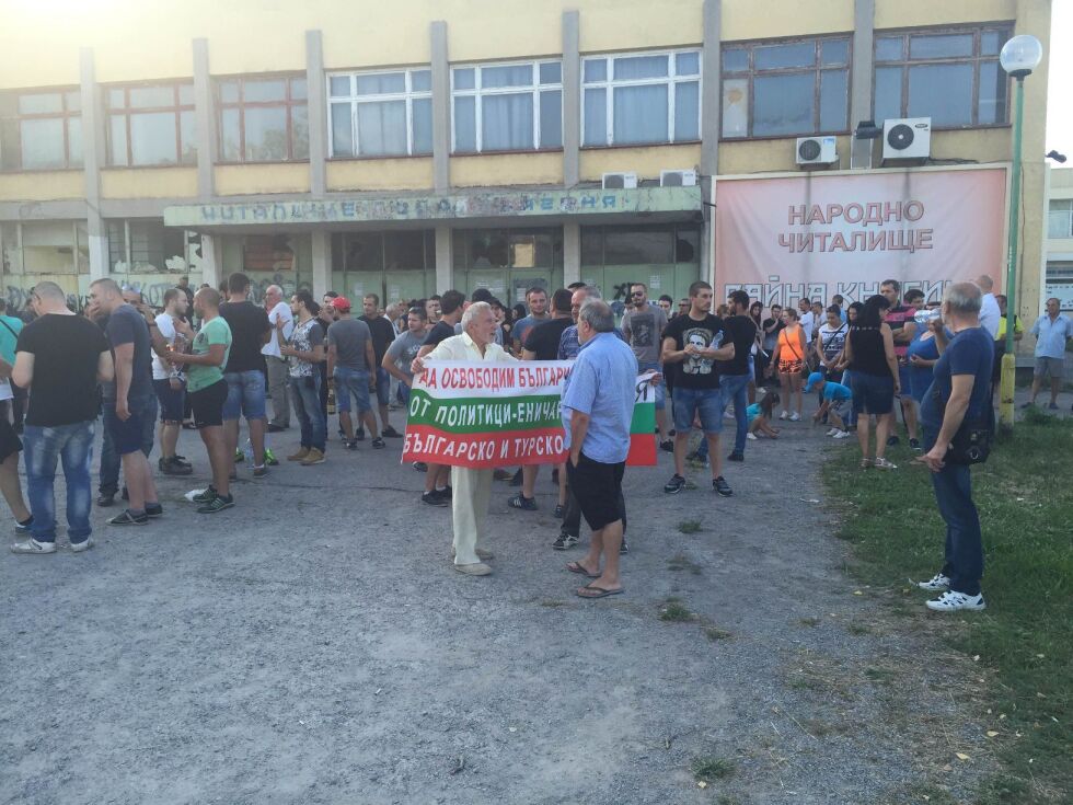 В "Орландовци" и тази вечер се събират хора, има и много полиция (ОБЗОР)