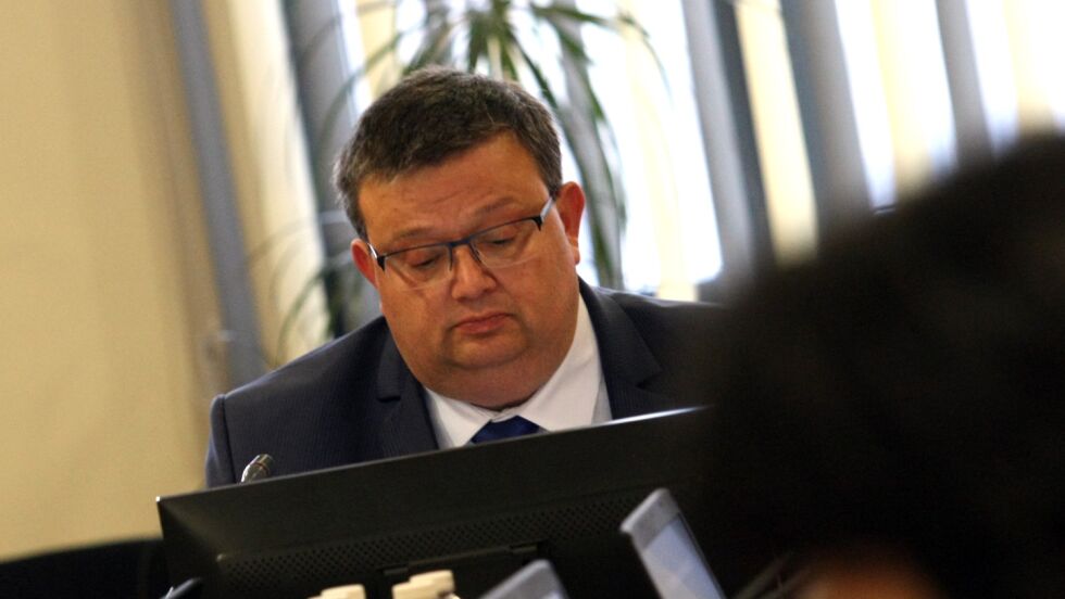 Сотир Цацаров лично ще провери сигнали за покровителстване на наркобизнеса в Бургас
