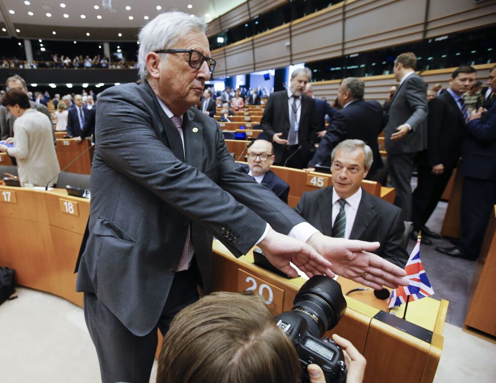 Враждебно посрещане на Найджъл Фараж в европарламента (ВИДЕО)