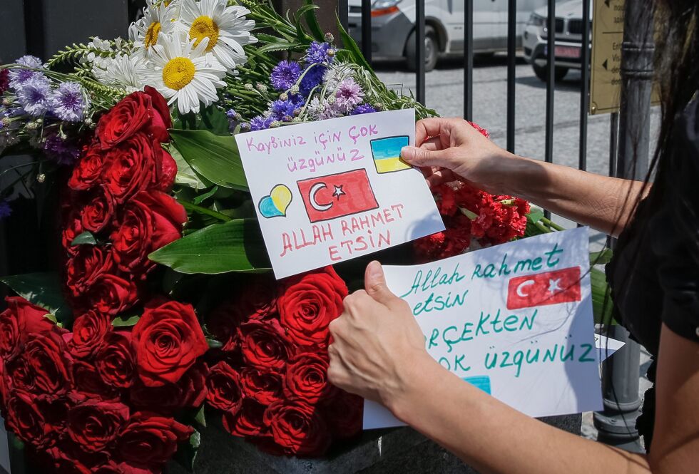 Единият от терористите в Истанбул се е самовзривил, за да създаде паника