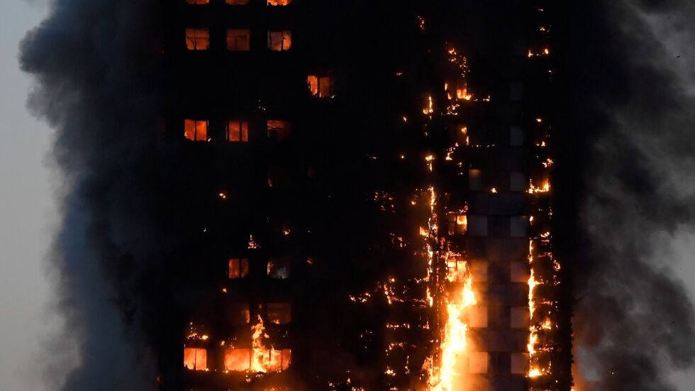 Жертвите при пожара в Лондон станаха 12 (ОБЗОР)