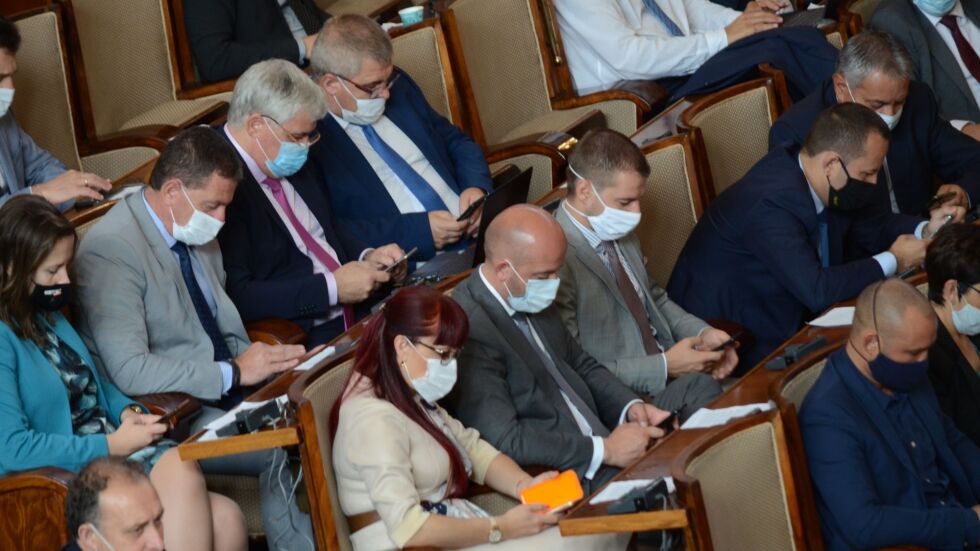 Глоба 300 лв. за депутатите без маски в пленарна зала
