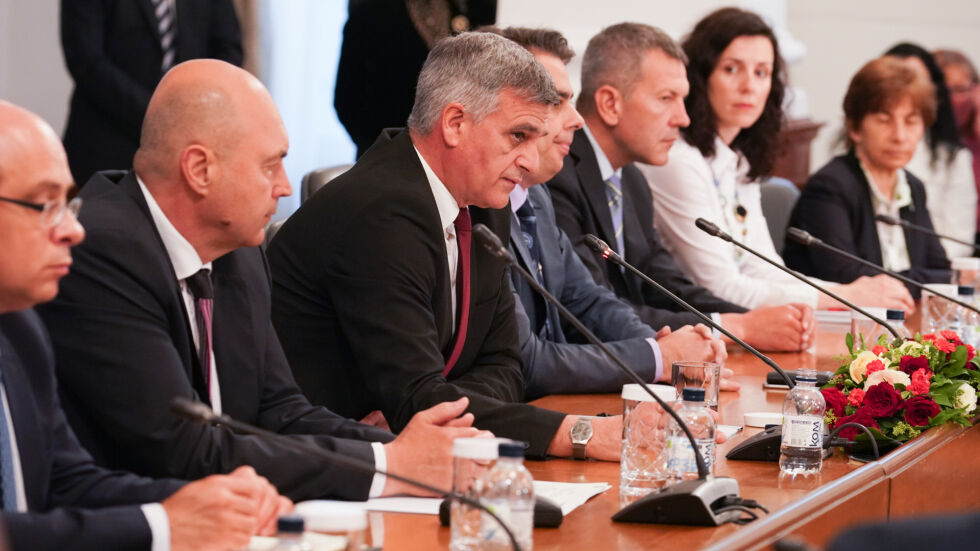 Янев към областните управители: Не бива да подценяваме подводните камъни