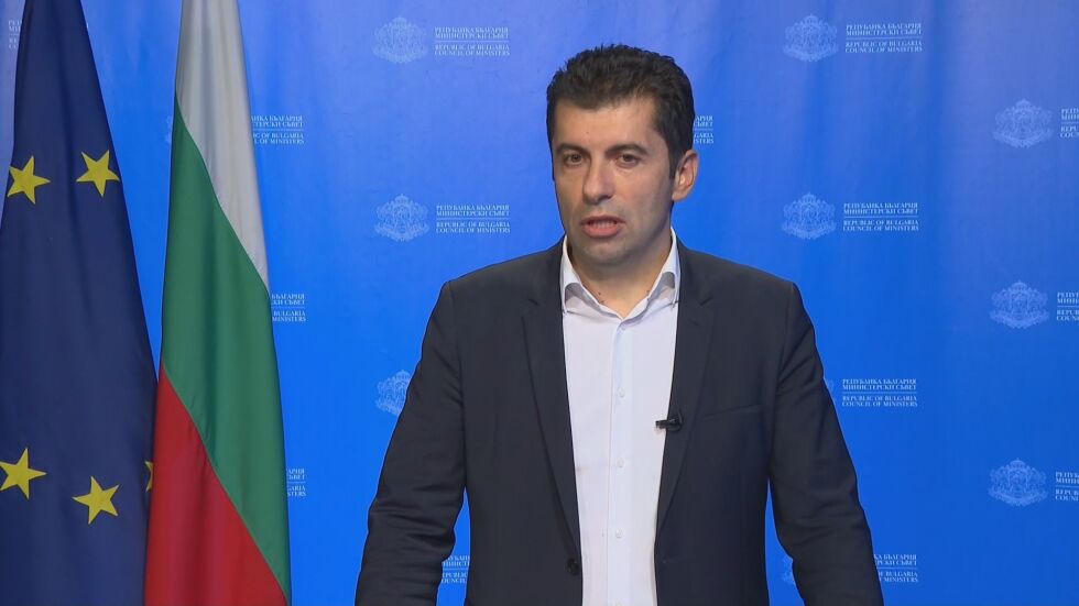 Петков: Бивш певец безотговорно рискува правителството заради личното си его
