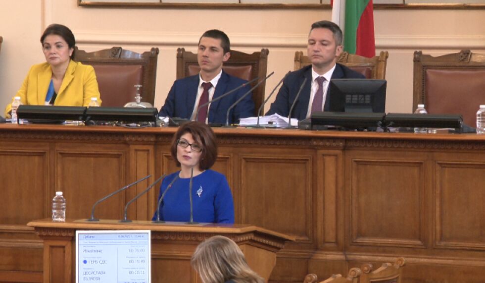 Атанасова: Най-добре днес да гласуваме две оставки - на Минчев и кабинета 