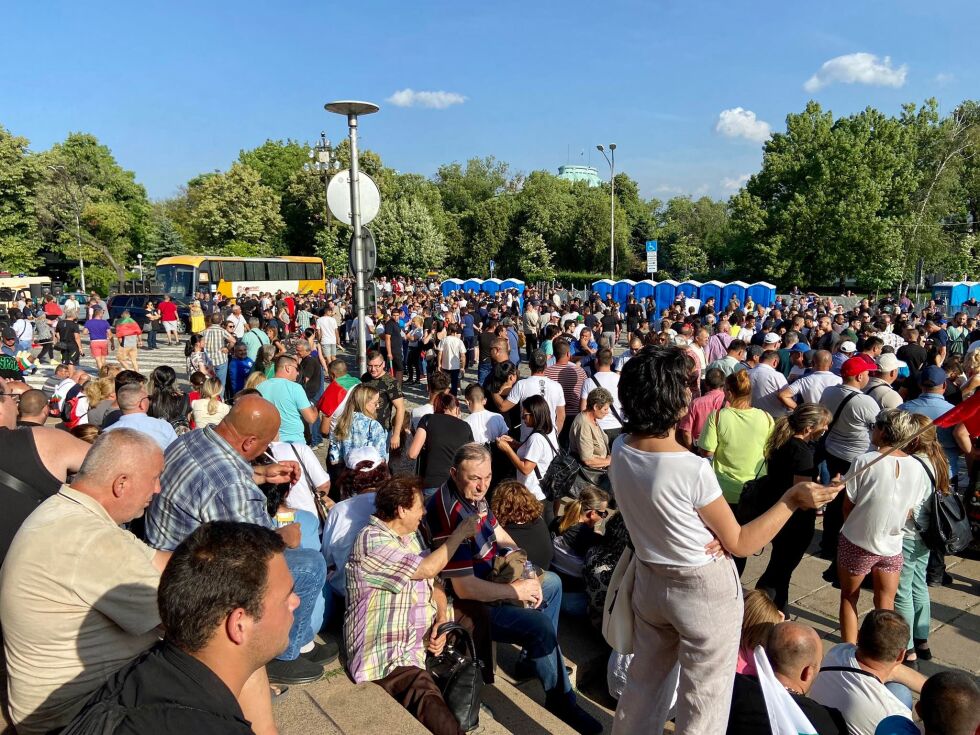 „Възраждане“ си тръгнаха от протеста заради ДПС