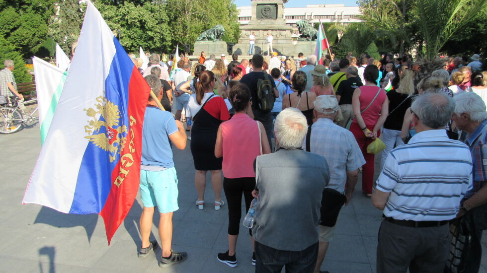 Протест срещу изгонването на руските дипломати в Русе (СНИМКИ)