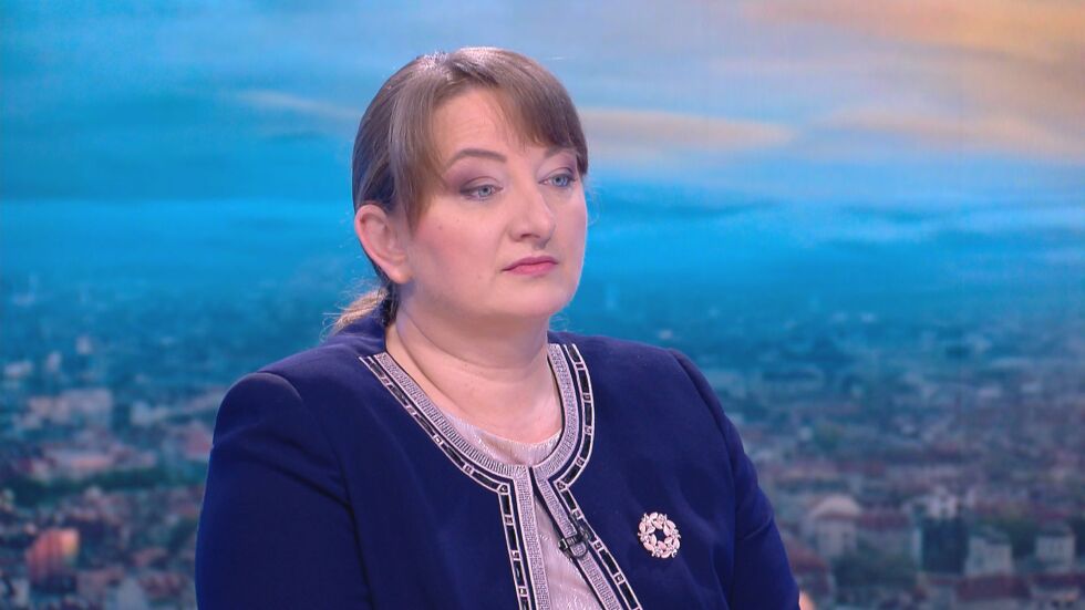 Деница Сачева: Ако има партийни имена, отговорността ще е изцяло на ПП
