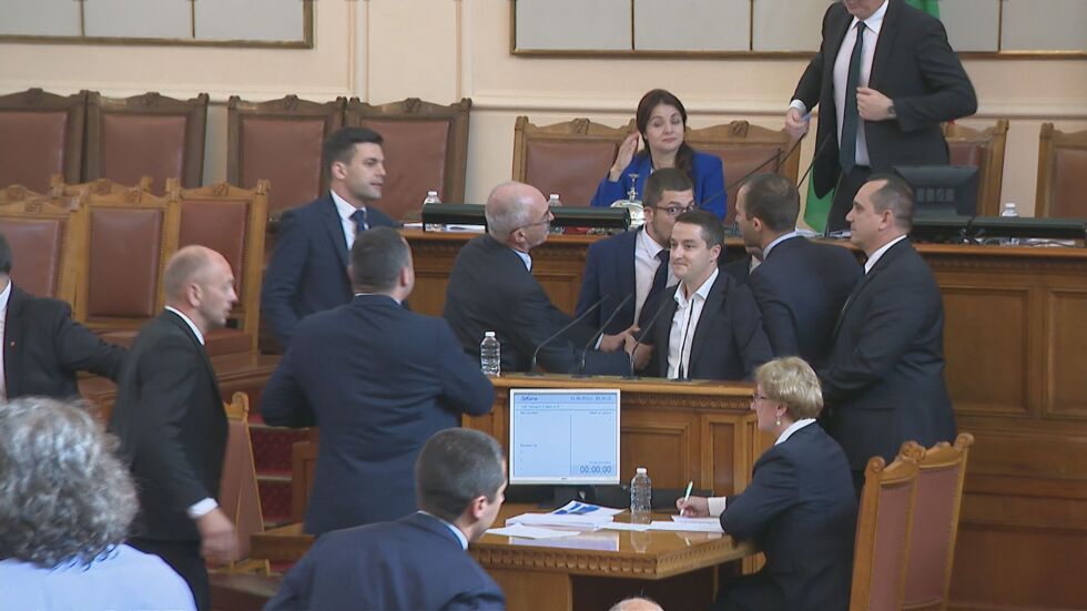 Одрана буза и счупени очила: Физически сблъсък между депутати в парламента (ВИДЕО)