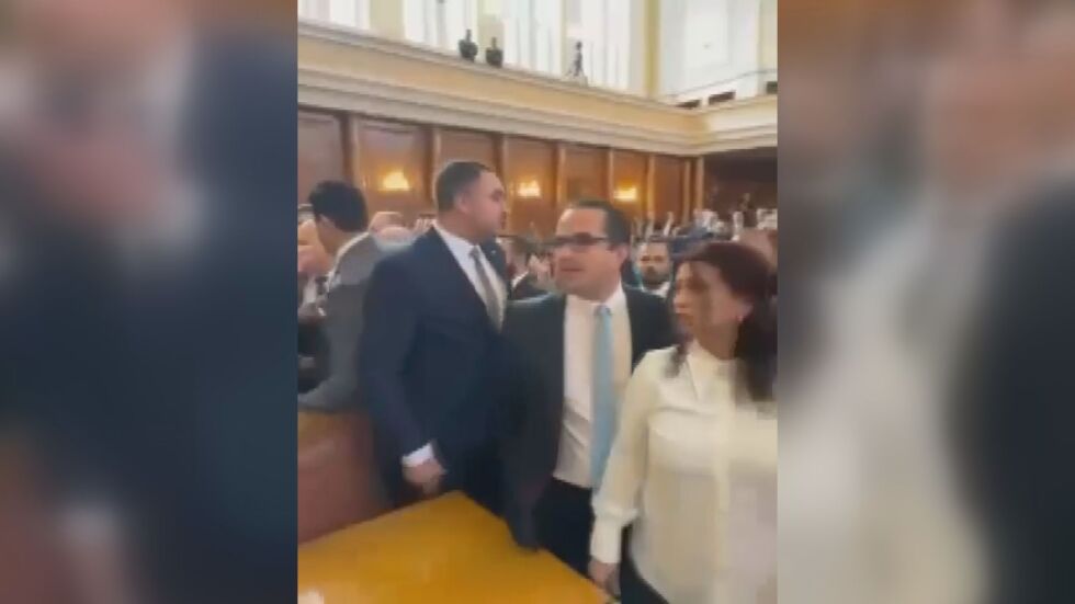 Скандал в НС: Цончо Ганев и Явор Божанков се плюят (ВИДЕО)