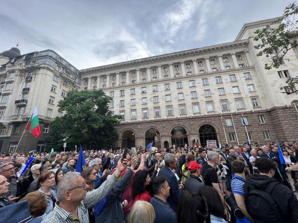 Протест на „Дондуков“ 2: Недоволство пред президентството и шествие за парламентарна република