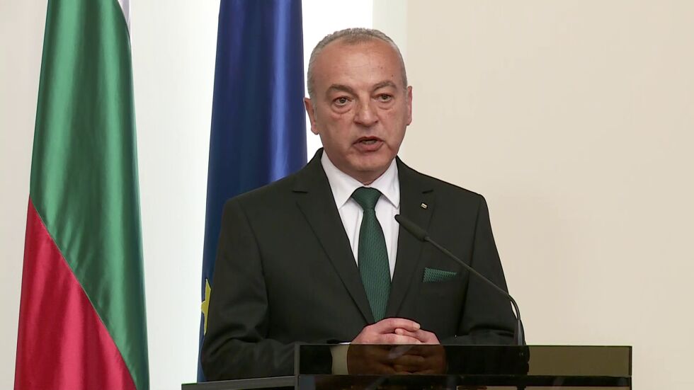 Донев: Започнахме работа в среда, в която държавата беше поставена на пауза