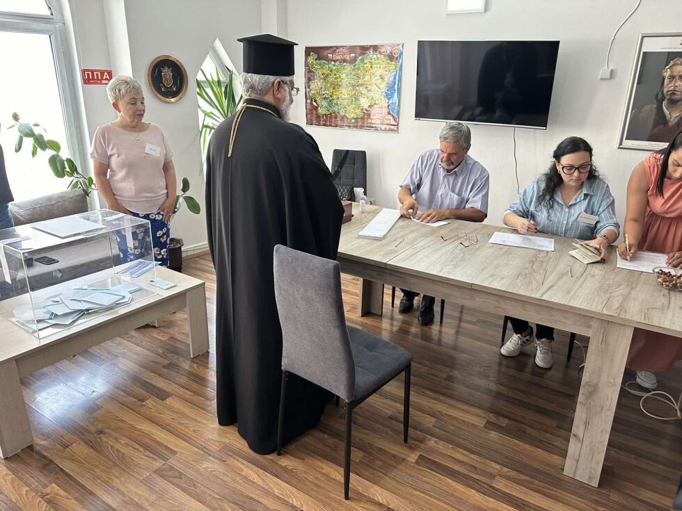 В командировка: Дядо Киприан гласува в Охрид за по-добро бъдеще