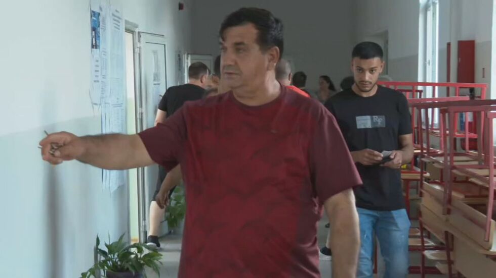 Изборни нарушения в Кърджали: Мъж дава напътствия как да се гласува