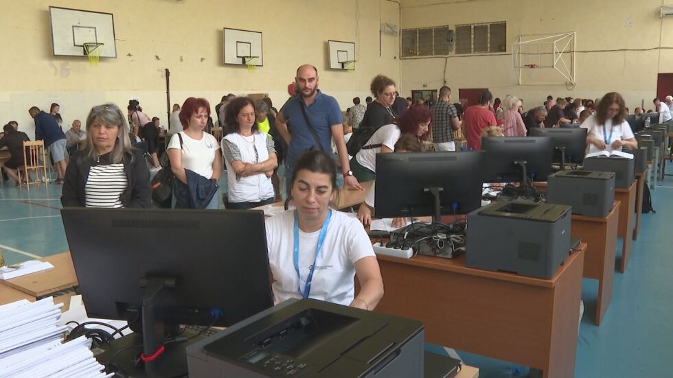 Напрежение във Враца: Членове на СИК заплашиха да захвърлят чувалите с книжата