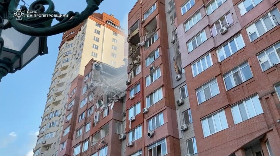 Руски ракетен удар в Днепър, има жертви и ранени (ВИДЕО И СНИМКИ)
