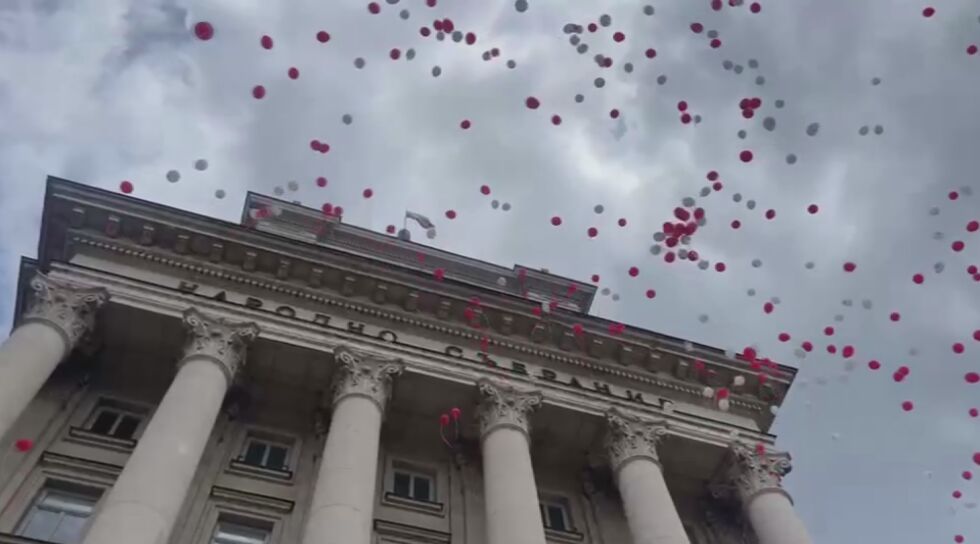 Стотици балони полетяха към небето за душите на всички деца, загинали на пътя (ВИДЕО)