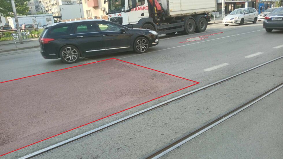 Шофьори карат в насрещното при столично кръстовище, след като наскоро закърпен участък пропадна (ВИДЕО)