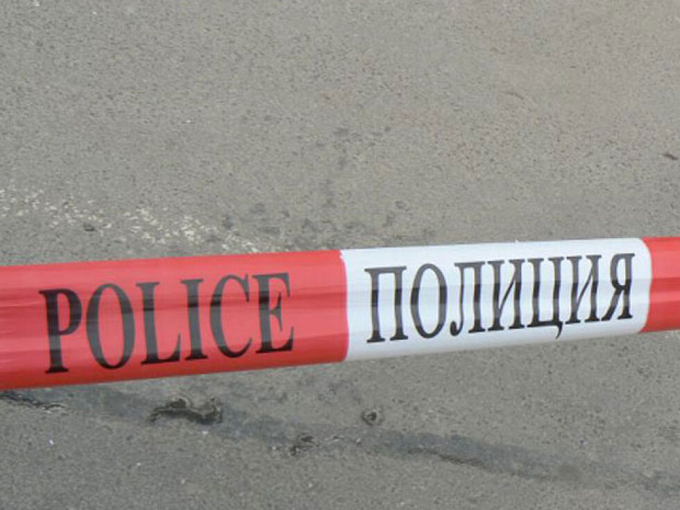 Шофьор се блъсна в къща в Казанлъшко и изостави колата си