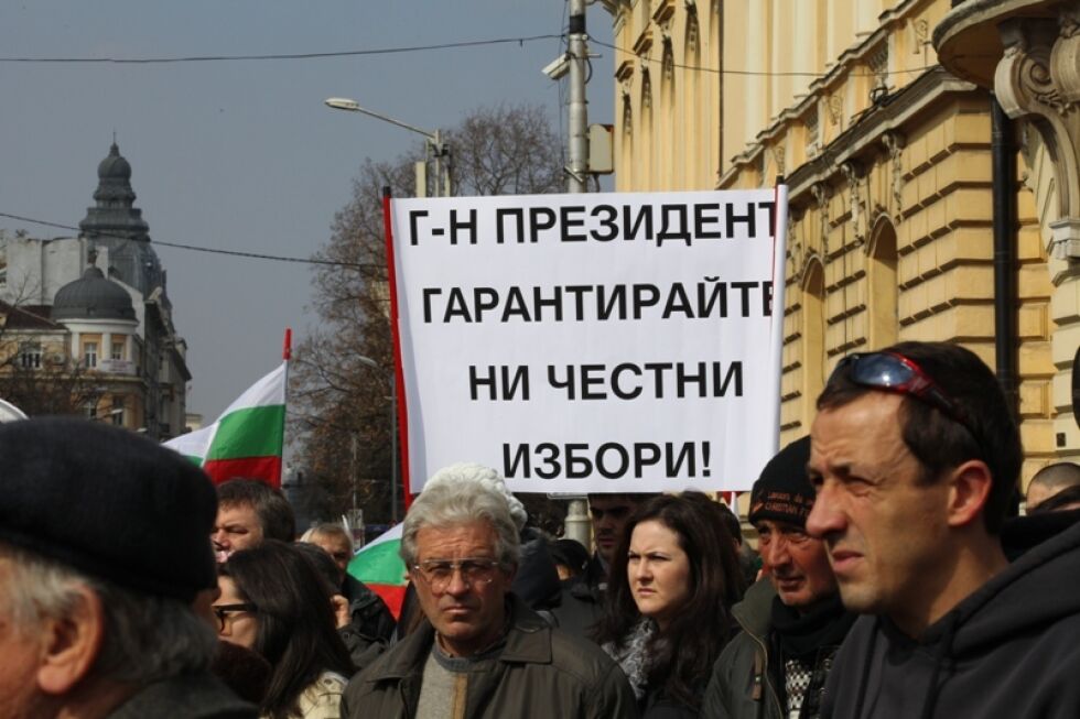 Докато десетки хиляди вбесени протестират, политическата неизвестност се задълбочава