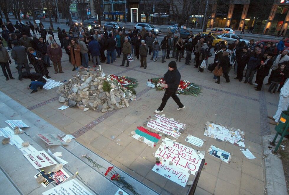 Варна иска разпускане на общинския съвет, 50 души протестираха в Пловдив