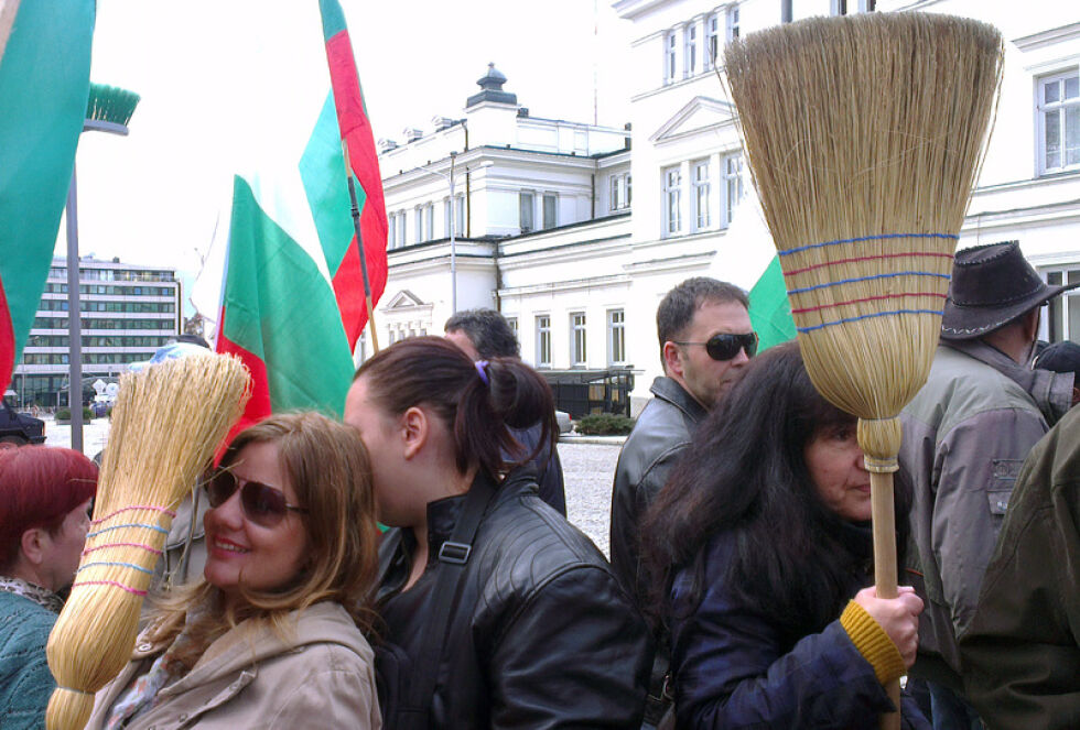 Протестиращи носиха памперси на депутатите, които "се изпуснали в гащите"