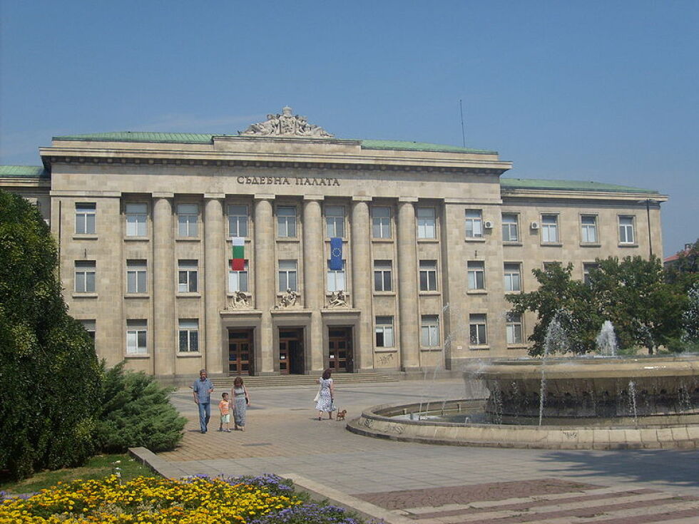 Протестиращ в Русе опъна палатка в центъра