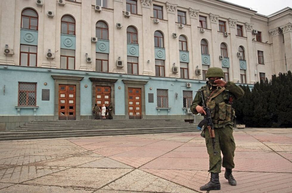 Тежковъоръжени военни и картечници в столицата на Крим (СНИМКИ)