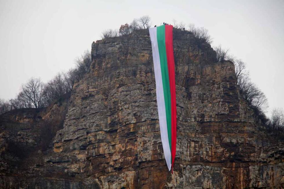 80 м знаме в чест на 3 март