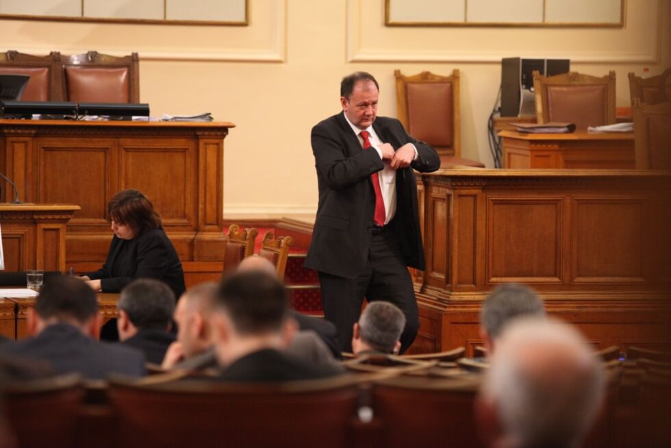 Миков прекъсва почивката на депутатите заради вота на недоверие