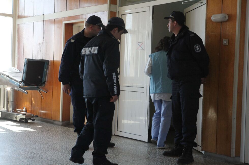 Единият от простреляните полицаи може да остане инвалид