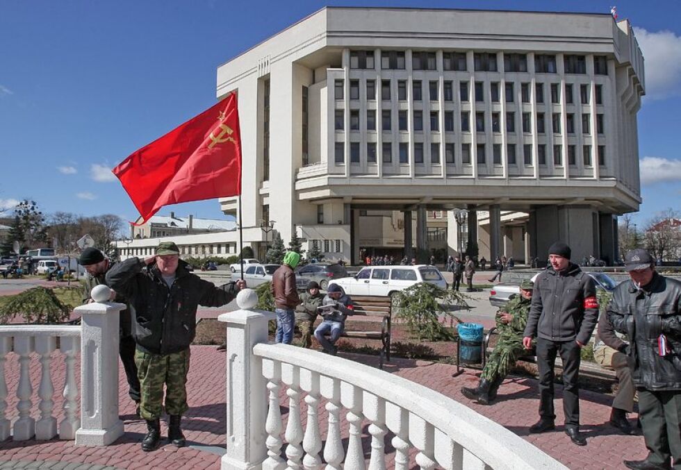 Крим национализира предприятия, минава към московско време