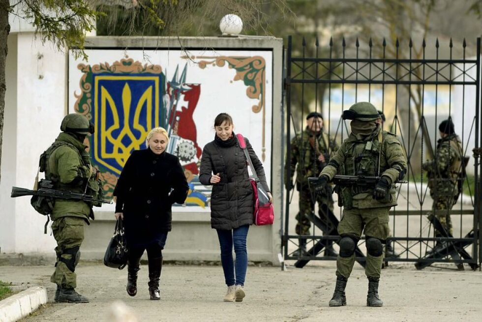 Руски военни изпращат украинските до границата на Крим