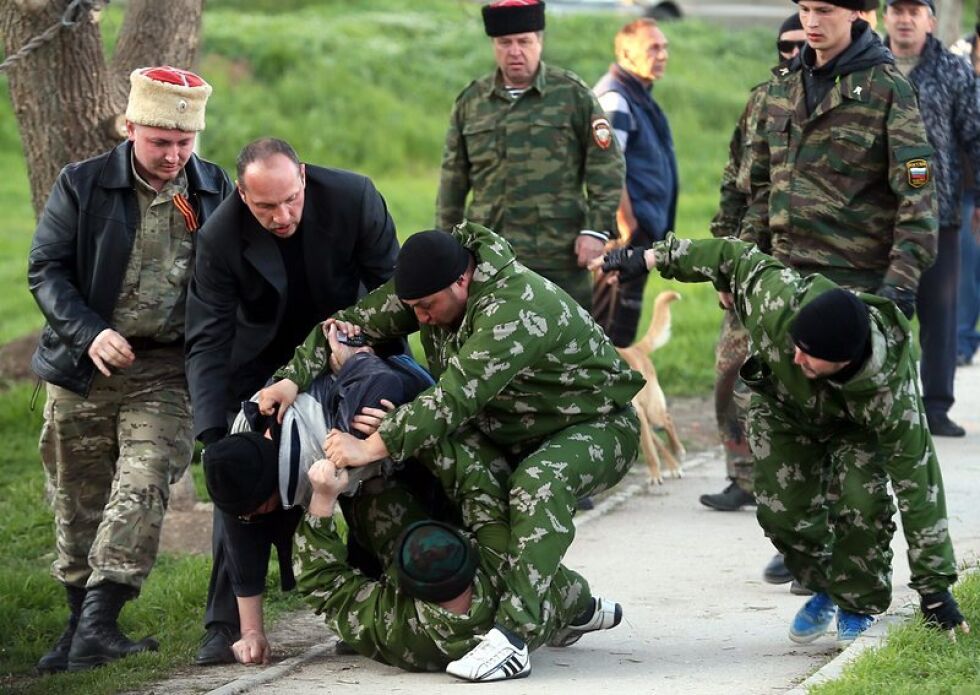Руски бронирани машини проникнаха в украинска база в Крим