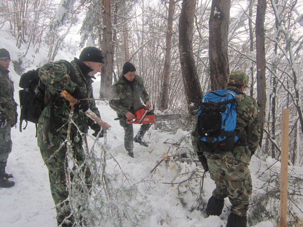 Военни и дървосекачи пробиват през снега в Смолянско (СНИМКИ)