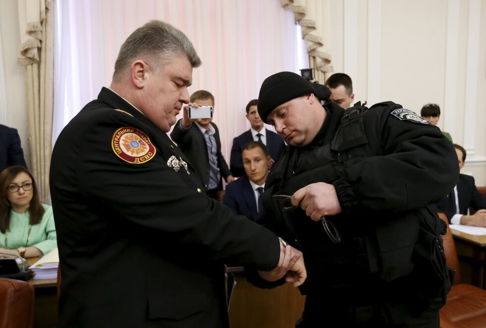 Публичен арест за двама висши украински чиновници заради корупция
