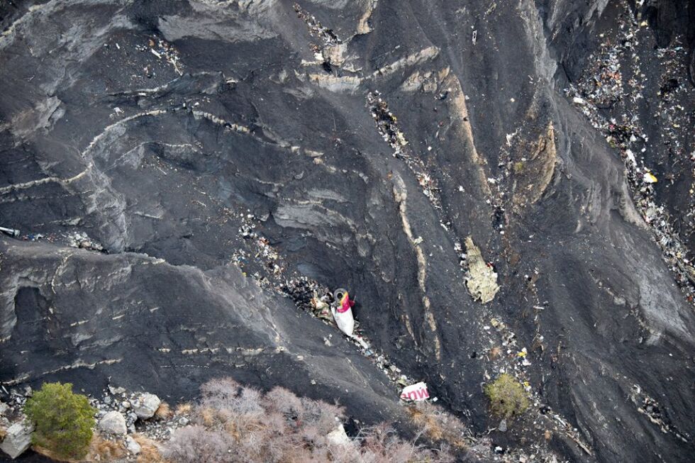 Нови кадри от разчистването на останките от самолета на Germanwings