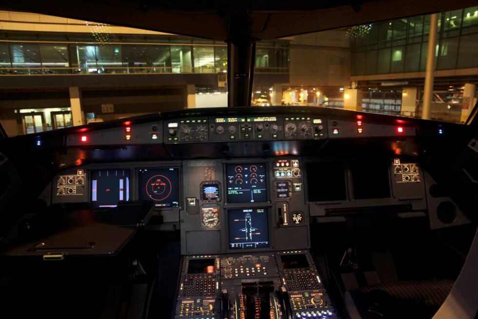 В пилотската кабина на Airbus A320, какъвто се разби във Франция (СНИМКИ)