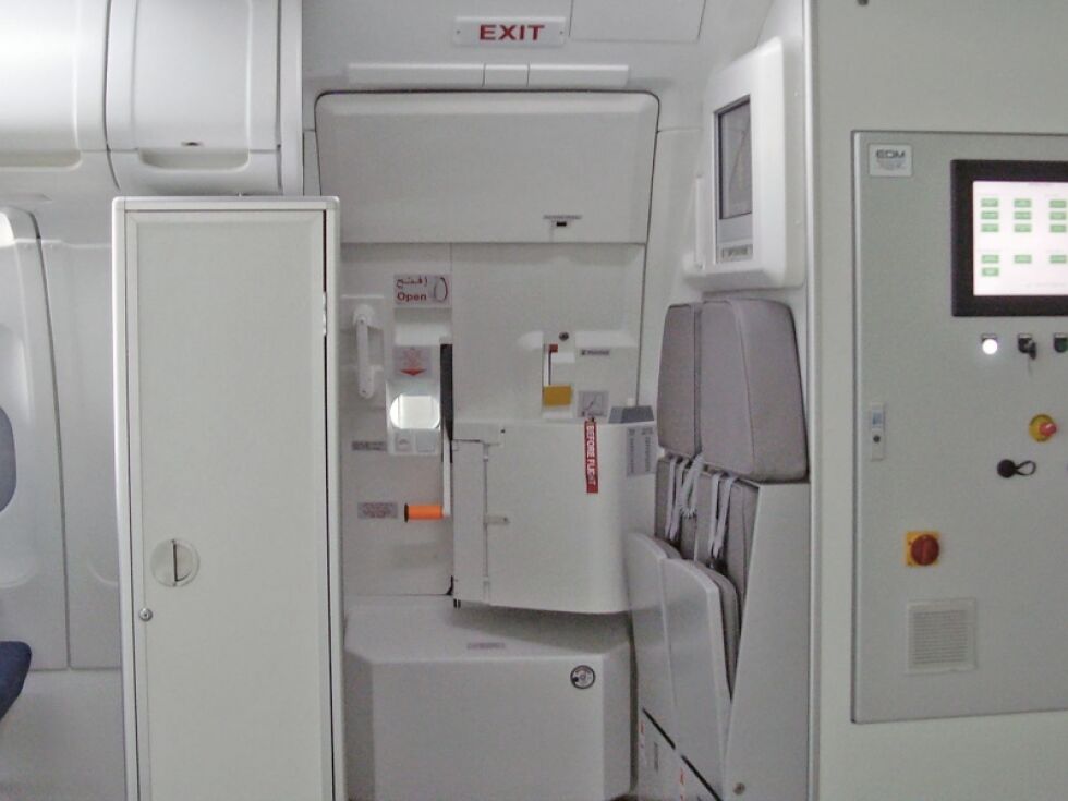 Защо пилотът на Germanwings остана извън кабината?