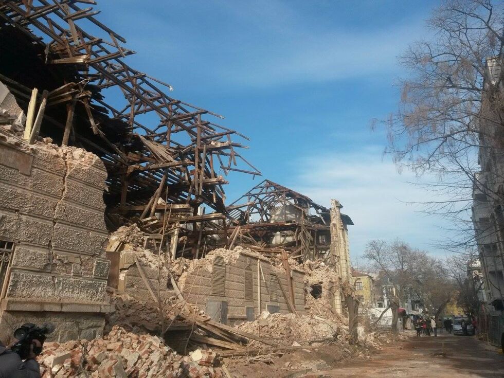 Проверяват дали събарянето на тютюневата фабрика е станало с фалшив документ