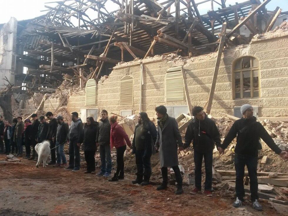 Жива верига спря събарянето на тютюневия склад в Пловдив (СНИМКИ)