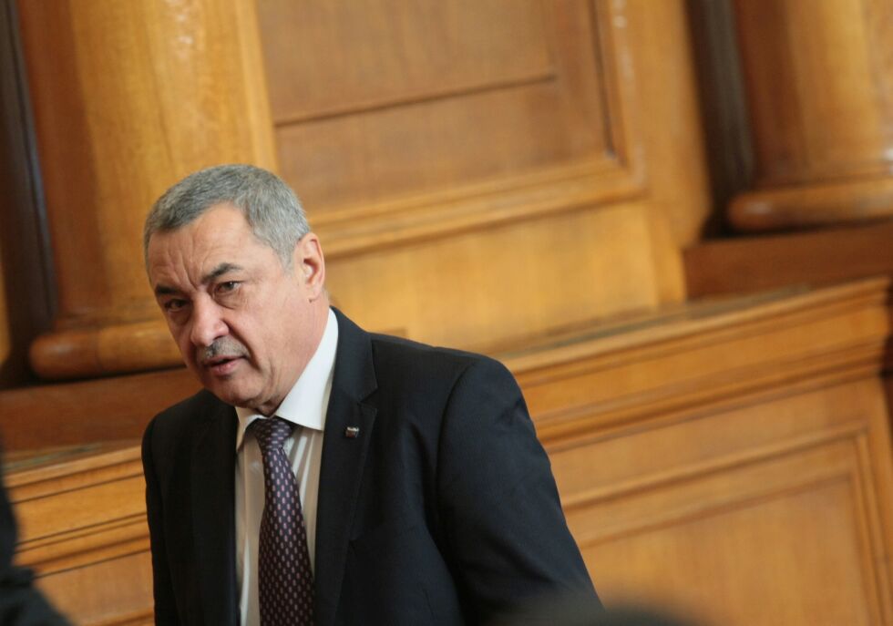 БСП иска оставката на Валери Симеонов, той не я дава (ОБЗОР)
